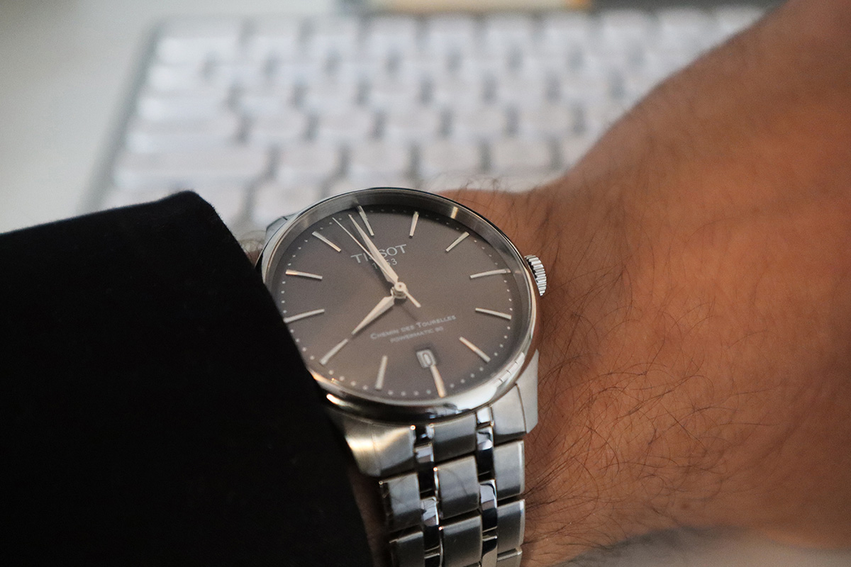 Pánske hodinky Tissot Chemin des Tourelles Powermatic 80 na zápästí pri detailnom pohľade na ciferník