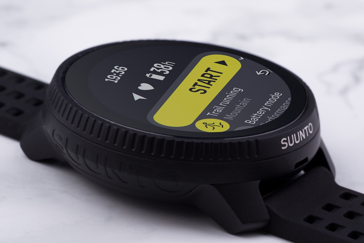Suunto Race športové hodinky s amoled obrazovkou