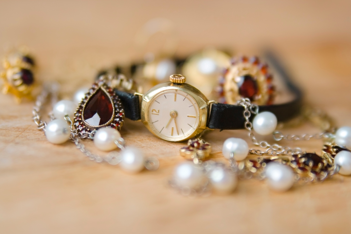 Kolekcia hodiniek a šperkov