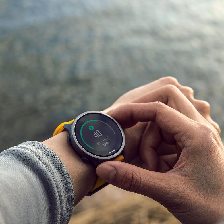 Suunto 5 Peak Ochre SS050731000 na zápästí